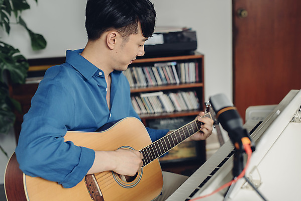 포토 JPG 스튜디오촬영 남자 악기 음악 연주 실내 한명 앉기 상반신 20대 성인 취미 옆모습 한국인 기타 피아노 마이크 즐거움 블로거 성인남자한명만 크리에이터 1인미디어 유튜버 국내포토 직업 1 감정 뷰포인트 음향기기 모션 현악기 문화예술 사람 동양인 청년 내부 건반악기 방송 남자한명만 성인남자만 파일형식