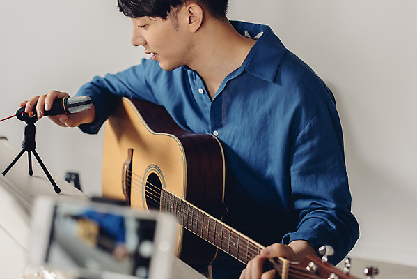 포토 JPG 스튜디오촬영 남자 악기 음악 연주 실내 한명 앉기 상반신 20대 성인 취미 옆모습 아웃포커스 스마트폰 촬영 한국인 기타 피아노 즐거움 블로거 성인남자한명만 크리에이터 1인미디어 유튜버 국내포토 직업 1 감정 뷰포인트 모션 현악기 문화예술 촬영기법 사람 동양인 청년 내부 핸드폰 스마트기기 건반악기 방송 남자한명만 성인남자만 파일형식