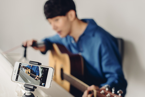 포토 JPG 스튜디오촬영 남자 악기 음악 연주 실내 한명 앉기 상반신 20대 성인 취미 옆모습 아웃포커스 스마트폰 촬영 한국인 기타 피아노 즐거움 블로거 성인남자한명만 크리에이터 1인미디어 유튜버 국내포토 직업 1 감정 뷰포인트 모션 현악기 문화예술 촬영기법 사람 동양인 청년 내부 핸드폰 스마트기기 건반악기 방송 남자한명만 성인남자만 파일형식