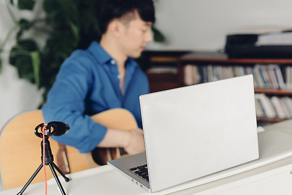 포토 JPG 스튜디오촬영 남자 악기 음악 연주 실내 한명 앉기 상반신 20대 성인 취미 옆모습 노트북 한국인 기타 피아노 마이크 즐거움 블로거 성인남자한명만 크리에이터 1인미디어 유튜버 국내포토 직업 1 감정 뷰포인트 음향기기 모션 현악기 문화예술 사람 동양인 청년 내부 전자제품 건반악기 방송 남자한명만 성인남자만 파일형식