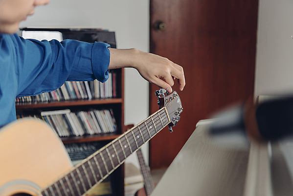 포토 JPG 스튜디오촬영 남자 악기 음악 실내 한명 앉기 상반신 20대 성인 취미 옆모습 한국인 기타 피아노 즐거움 블로거 성인남자한명만 크리에이터 1인미디어 유튜버 국내포토 직업 1 감정 뷰포인트 모션 현악기 문화예술 사람 동양인 청년 내부 건반악기 방송 남자한명만 성인남자만 파일형식