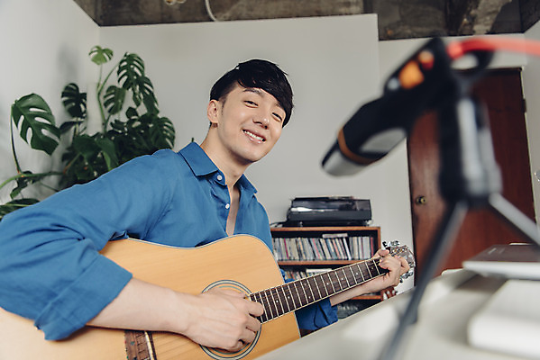 포토 JPG 스튜디오촬영 남자 악기 음악 연주 실내 한명 미소 앉기 상반신 20대 성인 취미 옆모습 한국인 기타 피아노 마이크 즐거움 블로거 성인남자한명만 크리에이터 1인미디어 유튜버 국내포토 직업 1 감정 뷰포인트 음향기기 모션 현악기 문화예술 표정 사람 동양인 청년 내부 건반악기 방송 남자한명만 성인남자만 파일형식