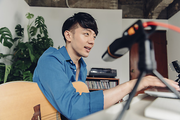 포토 JPG 스튜디오촬영 남자 악기 음악 실내 한명 앉기 상반신 20대 성인 취미 옆모습 한국인 기타 피아노 마이크 즐거움 블로거 성인남자한명만 크리에이터 1인미디어 유튜버 국내포토 직업 1 감정 뷰포인트 음향기기 모션 현악기 문화예술 사람 동양인 청년 내부 건반악기 방송 남자한명만 성인남자만 파일형식