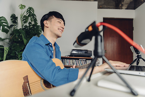 포토 JPG 스튜디오촬영 남자 악기 음악 실내 한명 미소 앉기 상반신 20대 성인 취미 옆모습 노트북 한국인 기타 피아노 마이크 즐거움 블로거 성인남자한명만 크리에이터 1인미디어 유튜버 국내포토 직업 1 감정 뷰포인트 음향기기 모션 현악기 문화예술 표정 사람 동양인 청년 내부 전자제품 건반악기 방송 남자한명만 성인남자만 파일형식