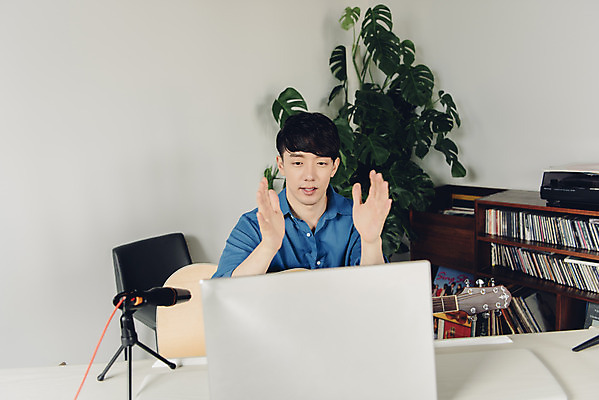 포토 JPG 스튜디오촬영 남자 악기 음악 실내 대화 설명 한명 앉기 상반신 20대 성인 취미 앞모습 노트북 한국인 피아노 즐거움 소통 블로거 성인남자한명만 크리에이터 1인미디어 유튜버 국내포토 직업 1 감정 뷰포인트 컨셉 모션 문화예술 말하기 사람 동양인 청년 내부 전자제품 건반악기 방송 남자한명만 성인남자만 파일형식