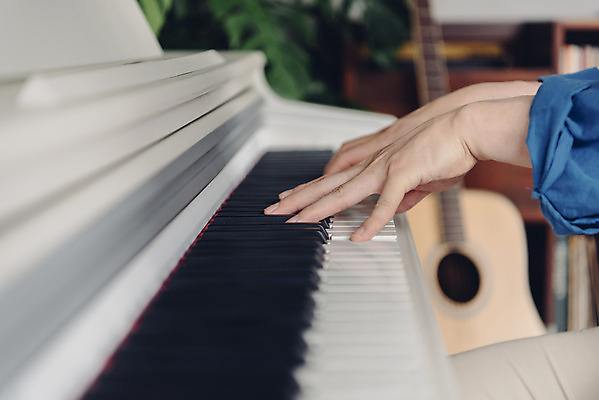 포토 JPG 스튜디오촬영 손 남자 악기 음악 연주 실내 한명 앉기 상반신 20대 성인 취미 신체부위 한국인 기타 피아노건반 피아노 즐거움 블로거 성인남자한명만 크리에이터 1인미디어 유튜버 국내포토 직업 1 감정 모션 현악기 문화예술 사람 동양인 청년 내부 건반 건반악기 방송 남자한명만 성인남자만 파일형식