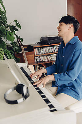 포토 JPG 스튜디오촬영 남자 악기 음악 연주 노래 실내 한명 미소 앉기 상반신 20대 성인 취미 옆모습 헤드셋 한국인 피아노 즐거움 블로거 성인남자한명만 크리에이터 1인미디어 유튜버 국내포토 직업 1 감정 뷰포인트 음향기기 모션 문화예술 표정 사람 동양인 청년 내부 헤드폰 건반악기 방송 남자한명만 성인남자만 파일형식