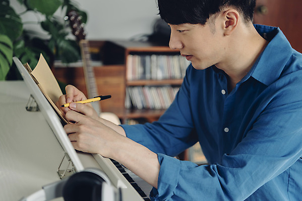 포토 JPG 스튜디오촬영 남자 악기 음악 실내 한명 앉기 상반신 20대 성인 취미 옆모습 한국인 기록 피아노 즐거움 작곡 블로거 작곡가 성인남자한명만 크리에이터 1인미디어 유튜버 국내포토 직업 1 감정 뷰포인트 모션 문화예술 사람 동양인 청년 내부 음악가 건반악기 방송 남자한명만 성인남자만 파일형식