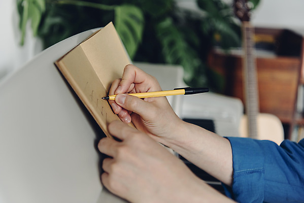 포토 JPG 스튜디오촬영 손 남자 악기 음악 실내 한명 앉기 상반신 20대 성인 취미 신체부위 한국인 기록 피아노 즐거움 작곡 블로거 작곡가 성인남자한명만 크리에이터 1인미디어 유튜버 국내포토 직업 1 감정 모션 문화예술 사람 동양인 청년 내부 음악가 건반악기 방송 남자한명만 성인남자만 파일형식