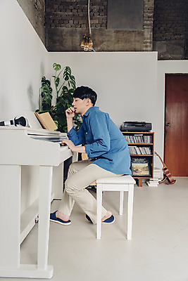 포토 JPG 스튜디오촬영 전신 남자 악기 음악 생각 실내 한명 앉기 20대 성인 취미 옆모습 한국인 피아노 즐거움 고민 작곡 블로거 작곡가 성인남자한명만 크리에이터 1인미디어 유튜버 국내포토 직업 1 감정 뷰포인트 모션 문화예술 사람 동양인 청년 내부 음악가 건반악기 방송 남자한명만 성인남자만 파일형식