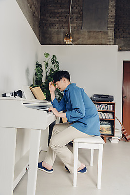 포토 JPG 스튜디오촬영 전신 남자 악기 음악 생각 실내 한명 앉기 20대 성인 취미 옆모습 한국인 피아노 즐거움 고민 작곡 블로거 작곡가 성인남자한명만 크리에이터 1인미디어 유튜버 국내포토 직업 1 감정 뷰포인트 모션 문화예술 사람 동양인 청년 내부 음악가 건반악기 방송 남자한명만 성인남자만 파일형식