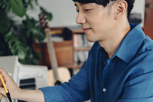 포토 JPG 스튜디오촬영 응시 남자 악기 음악 실내 한명 미소 앉기 상반신 20대 성인 취미 옆모습 볼펜 한국인 피아노 즐거움 블로거 성인남자한명만 크리에이터 1인미디어 유튜버 국내포토 직업 1 시선 감정 뷰포인트 모션 문화예술 표정 사람 동양인 청년 내부 펜 건반악기 방송 남자한명만 성인남자만 파일형식