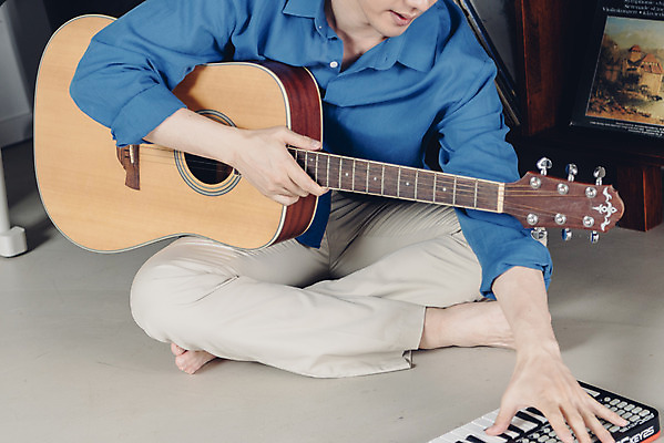 포토 JPG 스튜디오촬영 전신 남자 악기 음악 연주 실내 한명 앉기 20대 성인 취미 앞모습 한국인 기타 건반 즐거움 블로거 성인남자한명만 크리에이터 1인미디어 유튜버 국내포토 직업 1 감정 뷰포인트 모션 현악기 문화예술 사람 동양인 청년 내부 방송 남자한명만 성인남자만 파일형식