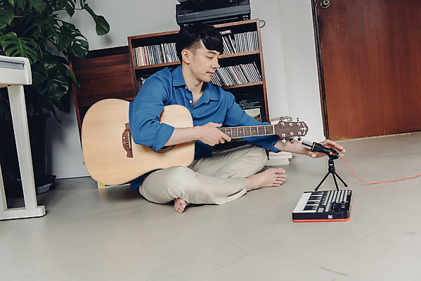 포토 JPG 스튜디오촬영 전신 남자 악기 음악 실내 한명 앉기 20대 성인 취미 앞모습 한국인 기타 건반 마이크 즐거움 블로거 성인남자한명만 크리에이터 1인미디어 유튜버 국내포토 직업 1 감정 뷰포인트 음향기기 모션 현악기 문화예술 사람 동양인 청년 내부 방송 남자한명만 성인남자만 파일형식