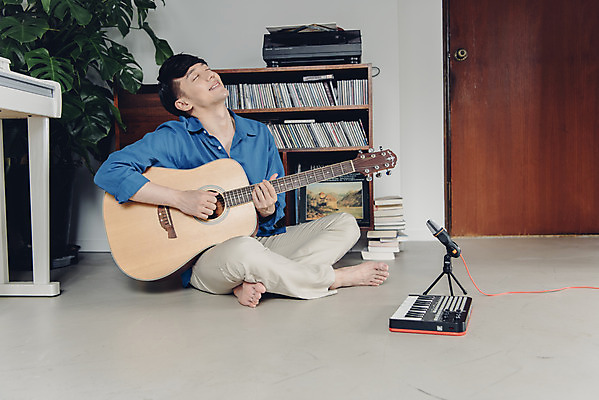 포토 JPG 스튜디오촬영 전신 남자 악기 음악 연주 실내 한명 미소 앉기 20대 성인 취미 앞모습 한국인 기타 건반 마이크 즐거움 블로거 성인남자한명만 크리에이터 1인미디어 유튜버 국내포토 직업 1 감정 뷰포인트 음향기기 모션 현악기 문화예술 표정 사람 동양인 청년 내부 방송 남자한명만 성인남자만 파일형식