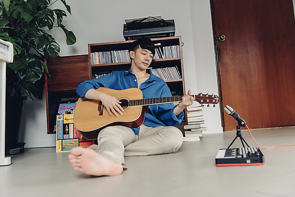 포토 JPG 스튜디오촬영 전신 남자 악기 음악 연주 실내 한명 앉기 20대 성인 취미 앞모습 한국인 기타 건반 마이크 즐거움 블로거 성인남자한명만 크리에이터 1인미디어 유튜버 국내포토 직업 1 감정 뷰포인트 음향기기 모션 현악기 문화예술 사람 동양인 청년 내부 방송 남자한명만 성인남자만 파일형식