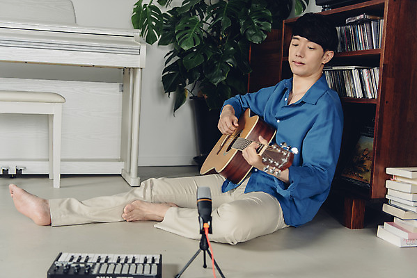 포토 JPG 스튜디오촬영 전신 남자 악기 음악 연주 실내 한명 앉기 20대 성인 취미 옆모습 한국인 기타 건반 마이크 즐거움 블로거 성인남자한명만 크리에이터 1인미디어 유튜버 국내포토 직업 1 감정 뷰포인트 음향기기 모션 현악기 문화예술 사람 동양인 청년 내부 방송 남자한명만 성인남자만 파일형식