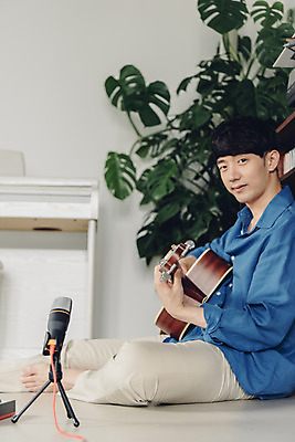 포토 JPG 스튜디오촬영 전신 남자 악기 음악 연주 실내 한명 미소 앉기 20대 성인 취미 옆모습 한국인 기타 마이크 즐거움 블로거 성인남자한명만 크리에이터 1인미디어 유튜버 국내포토 직업 1 감정 뷰포인트 음향기기 모션 현악기 문화예술 표정 사람 동양인 청년 내부 방송 남자한명만 성인남자만 파일형식