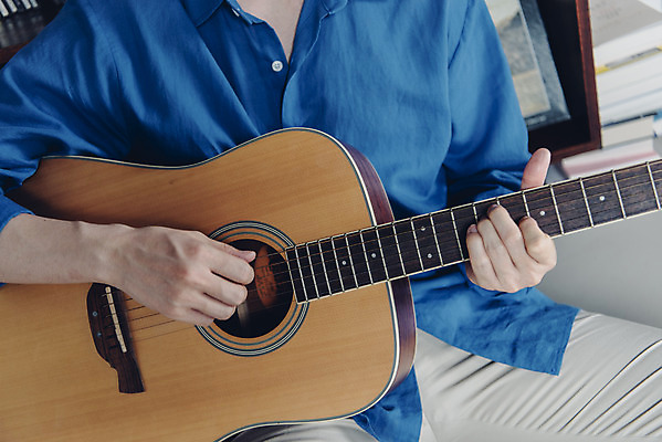 포토 JPG 스튜디오촬영 남자 악기 음악 연주 실내 한명 앉기 상반신 20대 성인 취미 앞모습 한국인 기타 즐거움 블로거 성인남자한명만 크리에이터 1인미디어 유튜버 국내포토 직업 1 감정 뷰포인트 모션 현악기 문화예술 사람 동양인 청년 내부 방송 남자한명만 성인남자만 파일형식