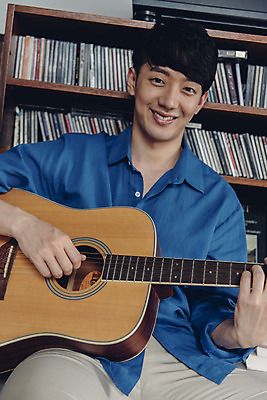 포토 JPG 스튜디오촬영 남자 악기 음악 연주 실내 한명 미소 앉기 상반신 20대 성인 취미 앞모습 한국인 기타 즐거움 블로거 성인남자한명만 크리에이터 1인미디어 유튜버 국내포토 직업 1 감정 뷰포인트 모션 현악기 문화예술 표정 사람 동양인 청년 내부 방송 남자한명만 성인남자만 파일형식