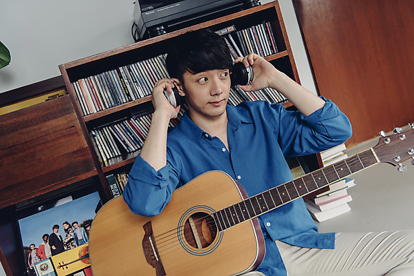 포토 JPG 스튜디오촬영 남자 악기 음악 실내 한명 앉기 상반신 20대 성인 취미 앞모습 헤드폰 한국인 기타 즐거움 블로거 성인남자한명만 크리에이터 1인미디어 유튜버 국내포토 직업 1 감정 뷰포인트 음향기기 모션 현악기 문화예술 사람 동양인 청년 내부 방송 남자한명만 성인남자만 파일형식