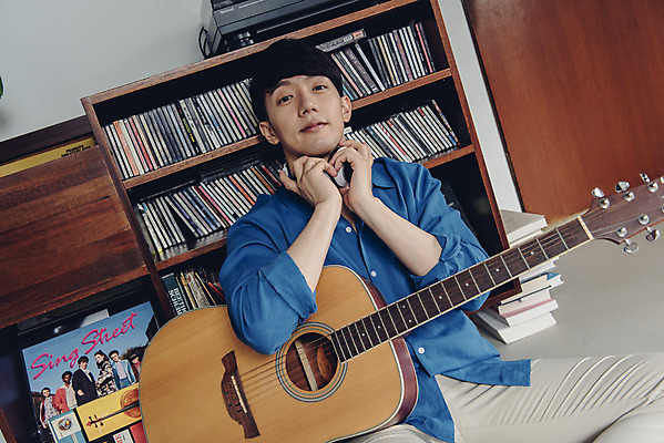 포토 JPG 스튜디오촬영 남자 악기 음악 실내 한명 미소 앉기 상반신 20대 성인 취미 앞모습 헤드폰 한국인 기타 즐거움 블로거 성인남자한명만 크리에이터 1인미디어 유튜버 국내포토 직업 1 감정 뷰포인트 음향기기 모션 현악기 문화예술 표정 사람 동양인 청년 내부 방송 남자한명만 성인남자만 파일형식