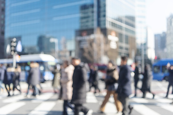 포토 JPG 주간 서울 풍경 여러명 야외 아웃포커스 도시풍경 도시 횡단보도 군중 시민 시청앞 국내포토 자연요소 다수 한국 촬영기법 사람 보행로 국민 시청_관공서 파일형식