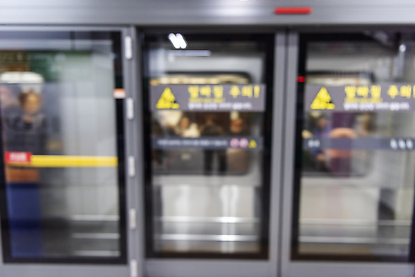 포토 JPG 주간 서울 풍경 사람없음 야외 아웃포커스 도시풍경 전철 전철역 스크린도어 지하도 국내포토 자연요소 육상교통 대중교통 한국 촬영기법 도시 보행로 역 안전장비 파일형식