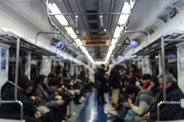 포토 JPG 교통 대중교통 서울 실내 풍경 여러명 아웃포커스 도시풍경 전철 군중 국내포토 육상교통 교통수단 다수 한국 촬영기법 사람 내부 도시 파일형식