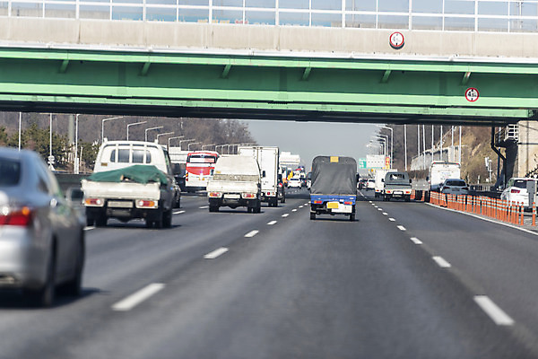 포토 JPG 주간 도로 교통 자동차 풍경 사람없음 야외 아웃포커스 도시풍경 고속도로 국내포토 자연요소 길 육상교통 교통시설 촬영기법 도시 파일형식