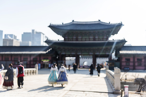 포토 JPG 주간 풍경 여러명 야외 아웃포커스 관광지 도시풍경 여행객 군중 경복궁 종로 국내포토 자연요소 여행 다수 서울 한국 촬영기법 사람 궁전 도시 파일형식