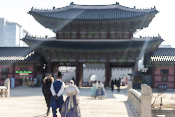 포토 JPG 주간 풍경 여러명 야외 아웃포커스 관광지 도시풍경 여행객 군중 경복궁 종로 국내포토 자연요소 여행 다수 서울 한국 촬영기법 사람 궁전 도시 파일형식