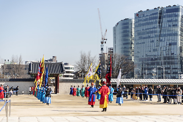 포토 JPG 주간 풍경 여러명 야외 아웃포커스 관광지 도시풍경 여행객 군중 경복궁 수문장교대식 종로 국내포토 자연요소 여행 다수 서울 한국 촬영기법 사람 궁전 도시 파일형식