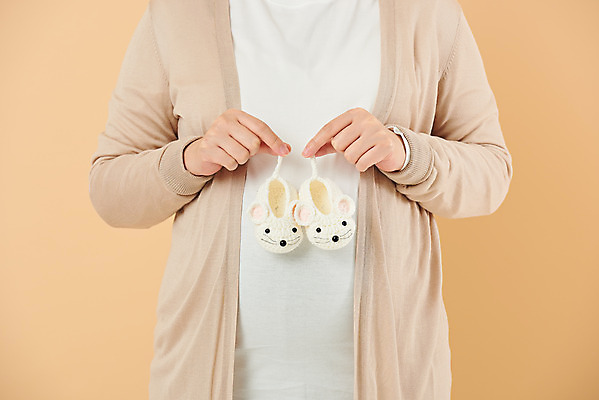 포토 JPG 스튜디오촬영 여자 신발 가족 엄마 실내 건강 한명 서기 들기 상반신 앞모습 30대 부모 임산부 임신 한국인 태교 아기신발 태아 노란배경 국내포토 1 뷰포인트 백그라운드 관계 모션 사람 동양인 내부 장년 노란색 아기용품 파일형식