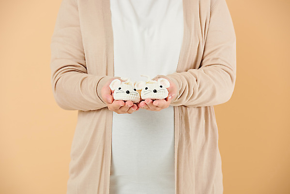 포토 JPG 스튜디오촬영 여자 신발 가족 엄마 실내 건강 한명 서기 들기 상반신 앞모습 30대 부모 임산부 임신 한국인 태교 아기신발 태아 노란배경 국내포토 1 뷰포인트 백그라운드 관계 모션 사람 동양인 내부 장년 노란색 아기용품 파일형식