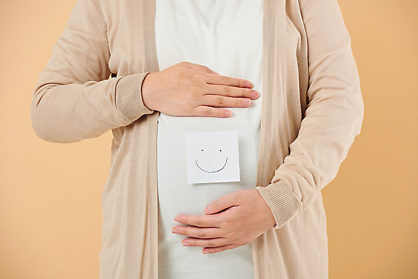 포토 JPG 스튜디오촬영 여자 가족 엄마 실내 건강 한명 서기 미소 상반신 앞모습 30대 부모 임산부 임신 한국인 메모지 태교 태아 노란배경 국내포토 1 뷰포인트 백그라운드 관계 모션 표정 사람 동양인 내부 장년 노란색 사무용품 파일형식