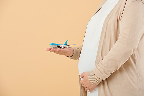 포토 JPG 스튜디오촬영 여자 여행 가족 엄마 비행기 실내 건강 한명 서기 들기 상반신 옆모습 30대 부모 임산부 임신 한국인 태교 태아 노란배경 국내포토 1 뷰포인트 백그라운드 관계 항공교통 모션 대중교통 사람 동양인 내부 장년 노란색 파일형식