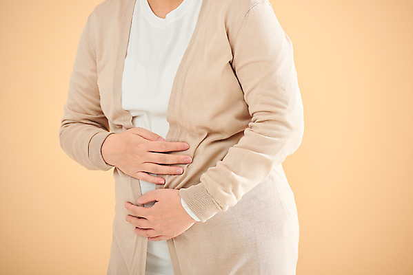 포토 JPG 스튜디오촬영 여자 가족 엄마 실내 건강 한명 서기 상반신 옆모습 30대 부모 임산부 임신 고통 한국인 태교 태아 노란배경 복통 진통 국내포토 1 감정 뷰포인트 백그라운드 관계 모션 사람 동양인 내부 장년 노란색 질병 파일형식