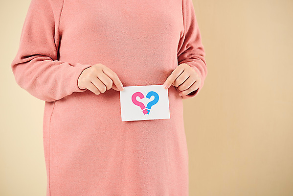 포토 JPG 스튜디오촬영 여자 딸 아들 가족 엄마 실내 건강 한명 서기 들기 상반신 앞모습 30대 부모 임산부 임신 한국인 태교 태아 성별 노란배경 성별기호 국내포토 1 기호 뷰포인트 백그라운드 관계 모션 사람 동양인 내부 장년 노란색 파일형식