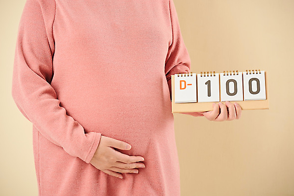 포토 JPG 스튜디오촬영 여자 가족 엄마 실내 건강 한명 서기 들기 상반신 앞모습 30대 부모 임산부 임신 한국인 달력 태교 태아 노란배경 국내포토 1 뷰포인트 백그라운드 관계 모션 사람 동양인 내부 장년 노란색 파일형식