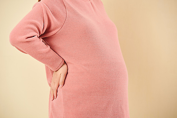 포토 JPG 스튜디오촬영 여자 가족 엄마 실내 건강 한명 서기 상반신 옆모습 30대 부모 임산부 임신 한국인 태교 태아 노란배경 허리통증 국내포토 1 뷰포인트 백그라운드 관계 모션 사람 동양인 내부 장년 노란색 고통 파일형식