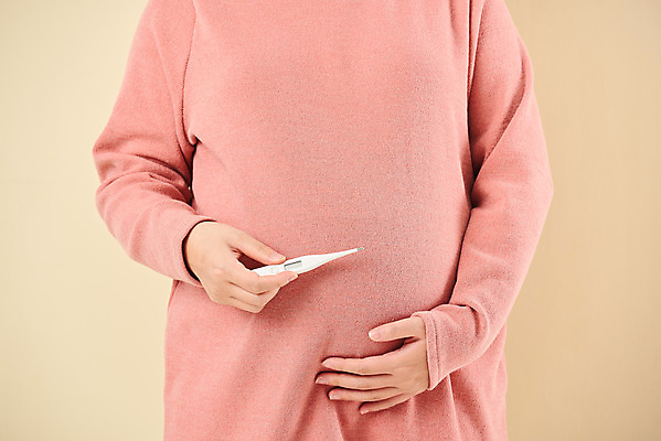 포토 JPG 스튜디오촬영 여자 가족 엄마 실내 건강 한명 서기 상반신 앞모습 30대 부모 임산부 임신 한국인 온도계 체온계 태교 온도 태아 노란배경 국내포토 1 뷰포인트 백그라운드 관계 모션 사람 동양인 내부 장년 노란색 파일형식