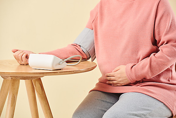 포토 JPG 스튜디오촬영 여자 가족 엄마 실내 건강 한명 앉기 상반신 옆모습 30대 부모 임산부 임신 한국인 태교 태아 혈압계 노란배경 혈압 국내포토 1 뷰포인트 백그라운드 관계 의료기기 모션 사람 동양인 내부 장년 노란색 파일형식