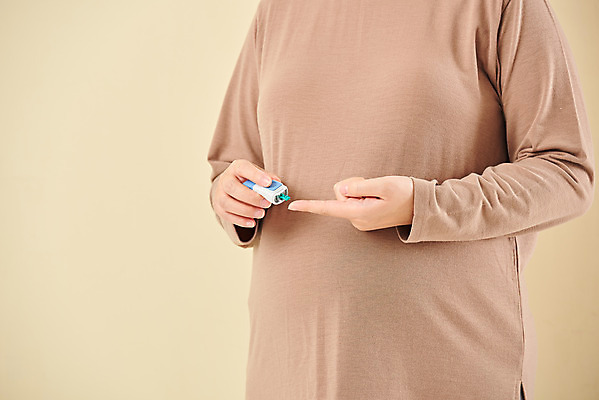 포토 JPG 스튜디오촬영 여자 가족 엄마 실내 건강 한명 서기 상반신 옆모습 30대 부모 임산부 임신 한국인 혈액 검사_조사 태교 태아 노란배경 당뇨병 혈당 혈당계 국내포토 1 뷰포인트 백그라운드 관계 모션 사람 동양인 내부 장년 노란색 의료용품 질병 파일형식