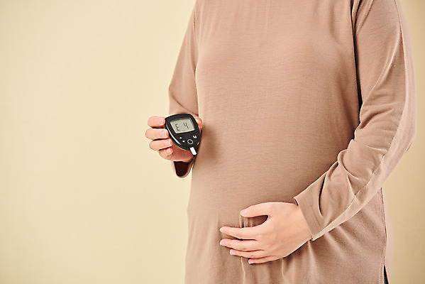 포토 JPG 스튜디오촬영 여자 가족 엄마 실내 건강 한명 서기 상반신 옆모습 30대 부모 임산부 임신 한국인 검사_조사 태교 태아 노란배경 당뇨병 혈당 혈당계 국내포토 1 뷰포인트 백그라운드 관계 모션 사람 동양인 내부 장년 노란색 의료용품 혈액 질병 파일형식