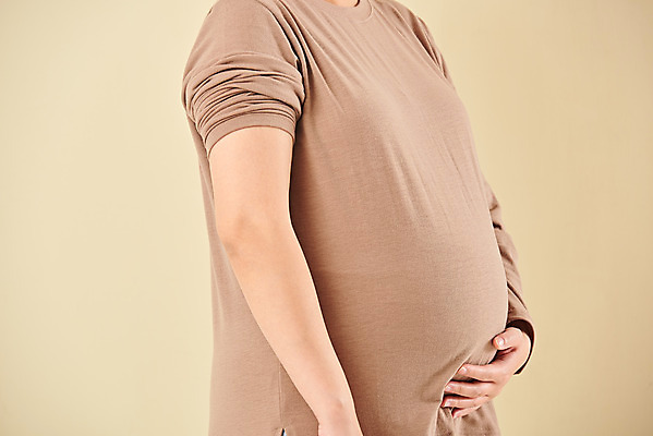 포토 JPG 스튜디오촬영 여자 가족 엄마 실내 건강 한명 서기 상반신 옆모습 30대 부모 임산부 임신 한국인 태교 태아 노란배경 국내포토 1 뷰포인트 백그라운드 관계 모션 사람 동양인 내부 장년 노란색 파일형식