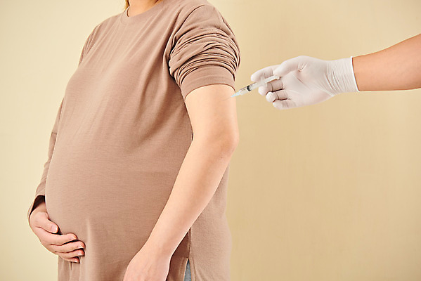 포토 JPG 스튜디오촬영 손 여자 가족 엄마 실내 건강 주사기 한명 서기 상반신 옆모습 신체부위 30대 부모 임산부 임신 한국인 태교 태아 노란배경 국내포토 1 뷰포인트 백그라운드 관계 의료기기 모션 사람 동양인 내부 장년 노란색 파일형식