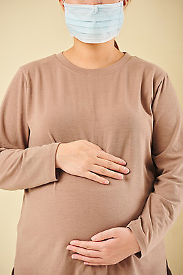 포토 JPG 스튜디오촬영 여자 가족 엄마 실내 건강 마스크 한명 서기 상반신 앞모습 30대 부모 임산부 임신 한국인 감기 태교 태아 노란배경 국내포토 1 뷰포인트 백그라운드 관계 모션 사람 동양인 내부 장년 노란색 질병 파일형식