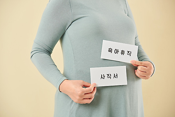 포토 JPG 스튜디오촬영 여자 가족 엄마 실내 건강 한명 서기 들기 상반신 옆모습 30대 부모 임산부 임신 한국인 태교 태아 노란배경 사표 육아휴직 국내포토 1 뷰포인트 백그라운드 관계 모션 휴가 사람 동양인 내부 장년 노란색 파일형식