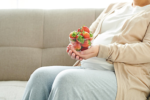 포토 JPG 스튜디오촬영 여자 과일 가족 딸기 엄마 실내 건강 한명 들기 앉기 상반신 옆모습 30대 부모 소파 갈색 임산부 임신 한국인 태교 태아 국내포토 1 뷰포인트 컬러 의자 관계 모션 사람 동양인 내부 장년 파일형식